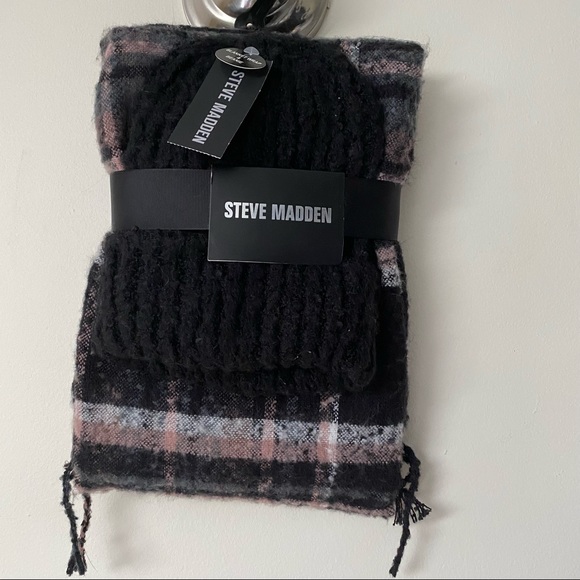 Steve Madden Accessories - Steve Madden beanie and wrap set